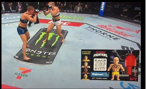 באנר QR של Octagon Fighters לצד האוקטגון בשידור חי של UFC