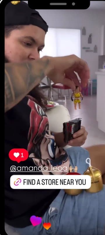 @amanda_leoa: קופסת סלבריטי + סטיקר Store Locator
